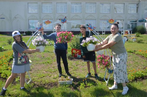 Паровоз, коляска и тюльпан из цветов: как преобразился школьный сад в Иж-Бобье