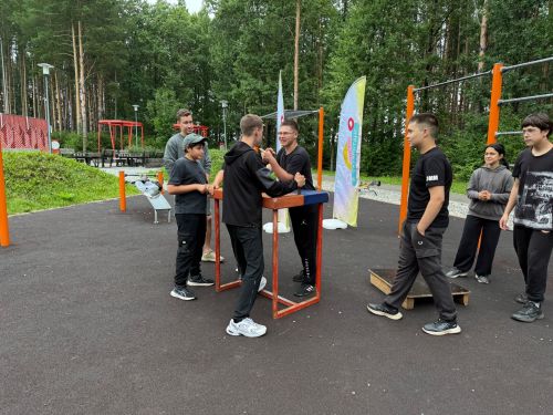 В парке «Орешник» прошла тренировка по армрестлингу