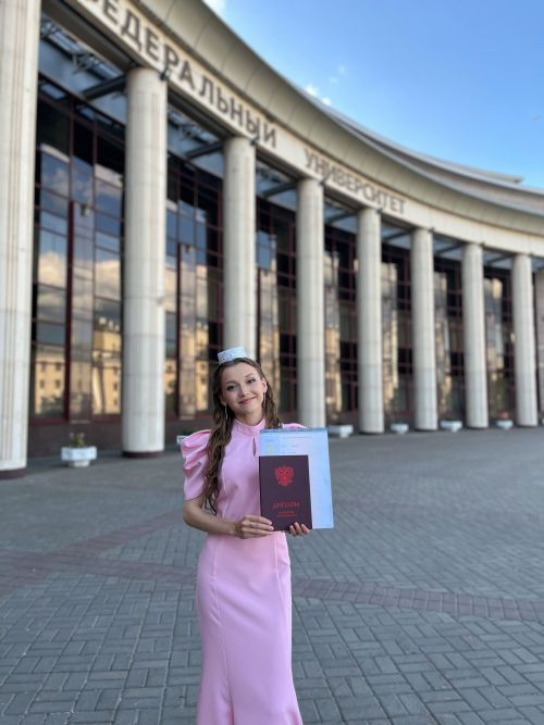 Девятерня авылы кызы Лиана ГАББАСОВА Казан федераль университетының филология һәм мәдәниятара багланышлар институтын кызыл дипломга тәмамлады