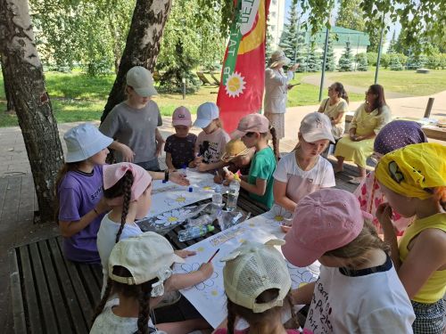 Участники библиолагеря «Книжная радуга» приняли участие в фестивале «Солнышко в ладошках»