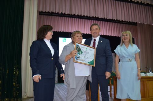 В Агрызе наградили лучших педагогов и руководителей образовательных учреждений