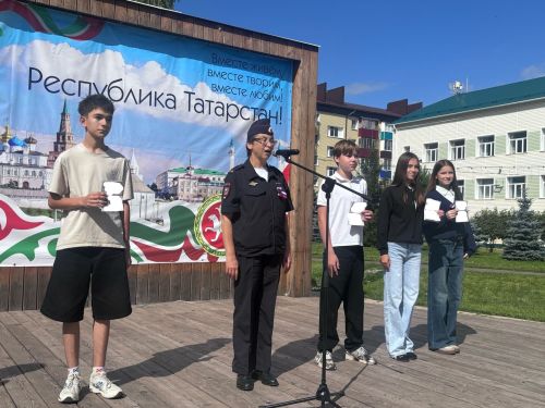 В Агрызе прошло торжественное мероприятие, посвященное Дню Государственного флага России