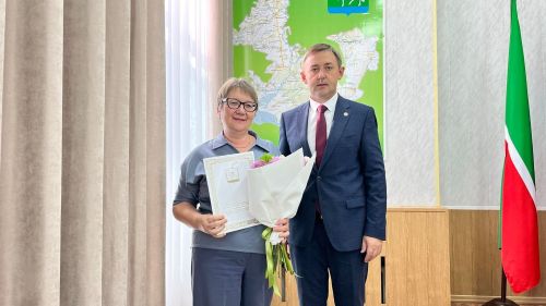 Глава района Ленар Нургаянов поздравил коллектив «Агрыз-информ» с 95-летним юбилеем