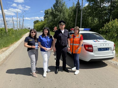 В Агрызе прошла акция по правилам безопасности у железнодорожного переезда