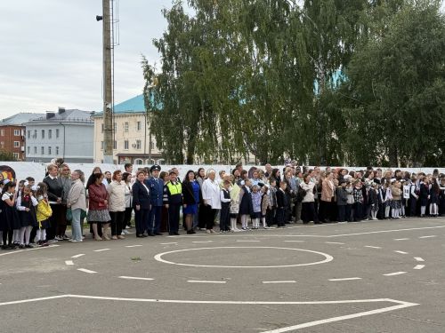 В школе № 4 во время торжественной линейки прошла акция «Внимание — дети!»