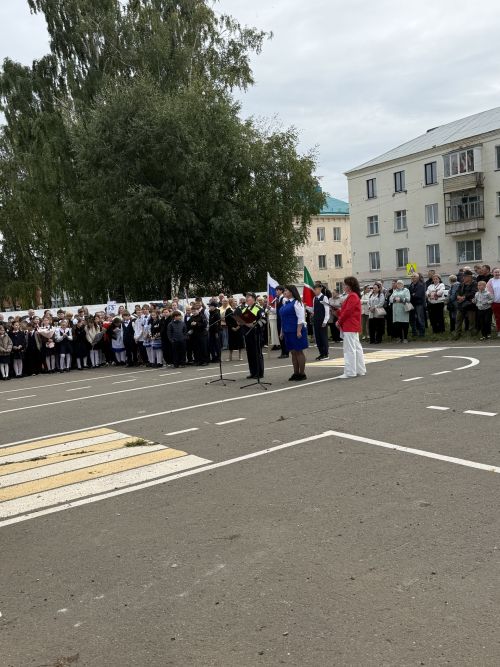 В школе № 4 во время торжественной линейки прошла акция «Внимание — дети!»