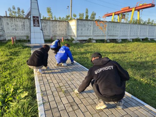 Волонтеры Молодой Гвардии благоустроили Братскую могилу и Обелиск Героям