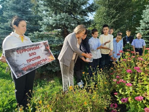 «Тормыш тамчысы»: Салагыш китапханәсендә Беслан корбаннарын искә алдылар