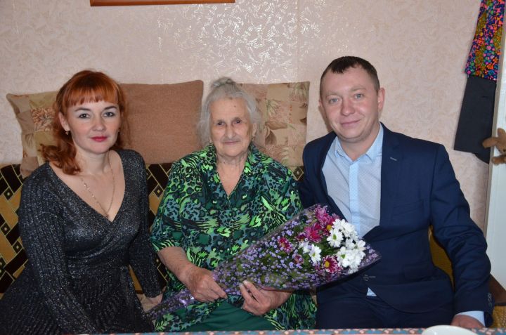 В преддверии Нового года свой 90-летний юбилей отметила жительница Агрыза Нина НОВИКОВА