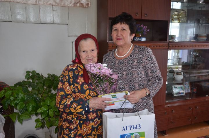 Сегодня свое 90-летие отмечает жительница Сарсак-Омги Екатерина ФИЛИППОВА.
