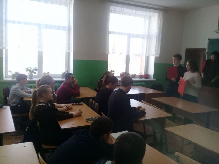 В гимназии №1 состоялся классный час на тему «Конституция РФ»