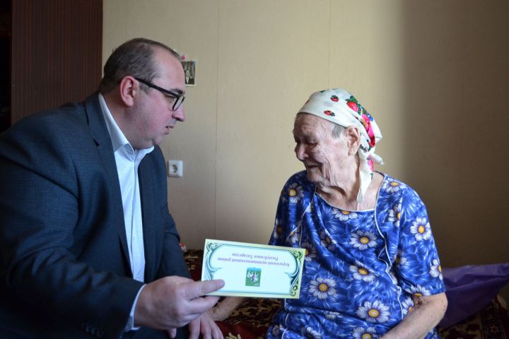 Труженицу тыла Ульяну Никонову поздравили с 90-летием