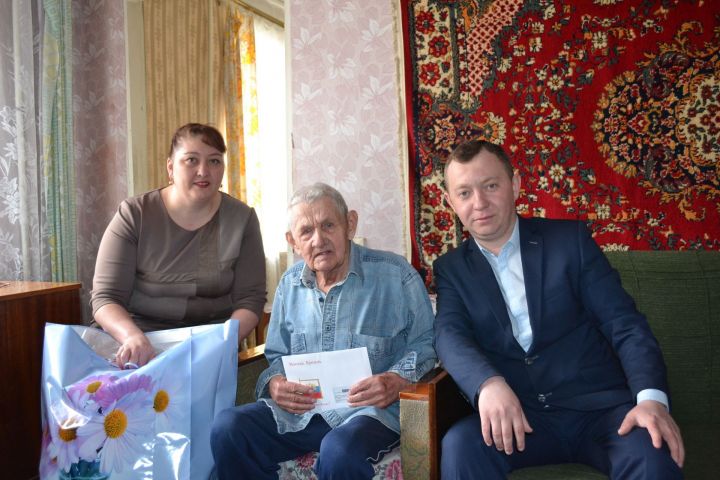 В эти дни свой 90-летний юбилей отметил житель Агрыза Василий КАСАТКИН