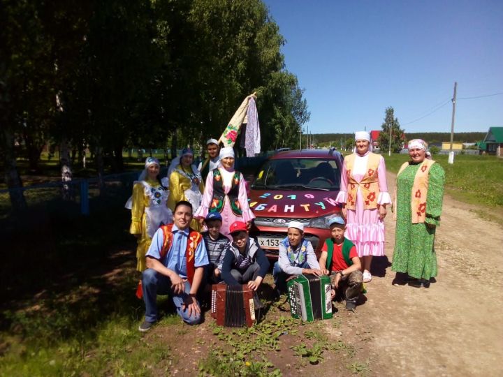 Кичкетаңда Сабан туена килен бүләге дә биргәннәр