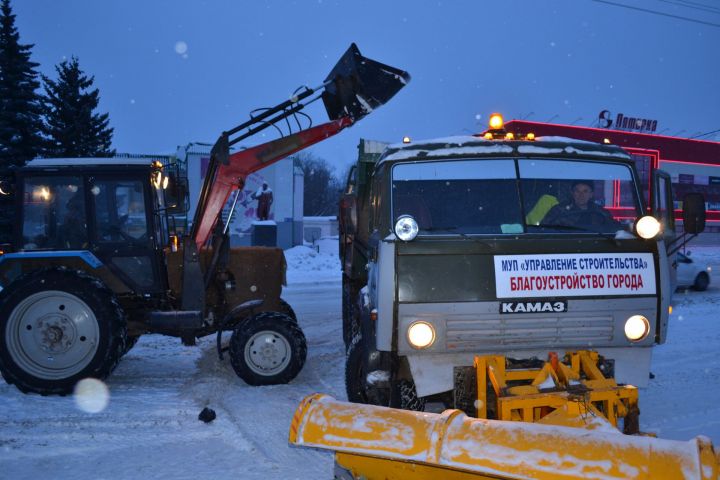 В Агрызе в снегоборьбе задействовано более десяти единиц техники