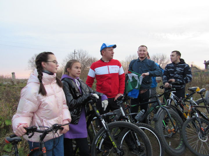 Глава Агрызского района Азат Валеев совершил велопрогулку с активной молодёжью города