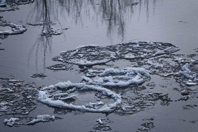 Двое детей погибли, провалившись под лед на реке