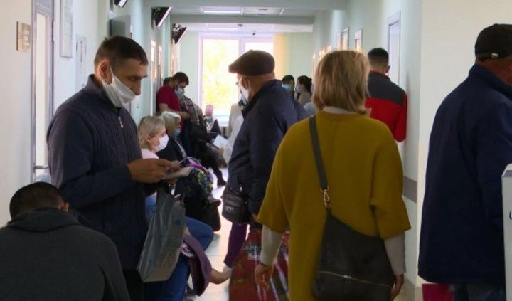 Коридоры татарстанских поликлиник переполнены пациентами