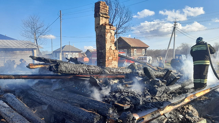 В деревне мать спасла пятерых детей из горящего дома