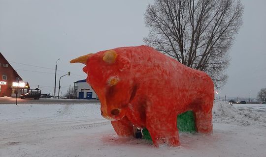 В Татарстане появился снежный бык высотой около 5 метров