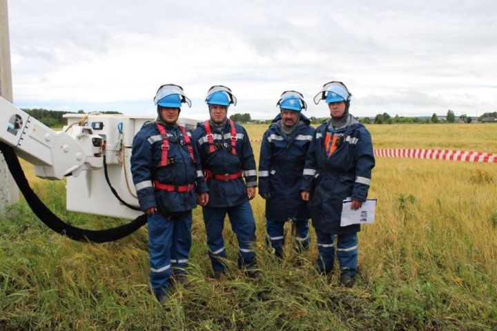 Бригада Анатолия Беляева – единственная в Агрызском районе электросетей, которая работает под напряжением