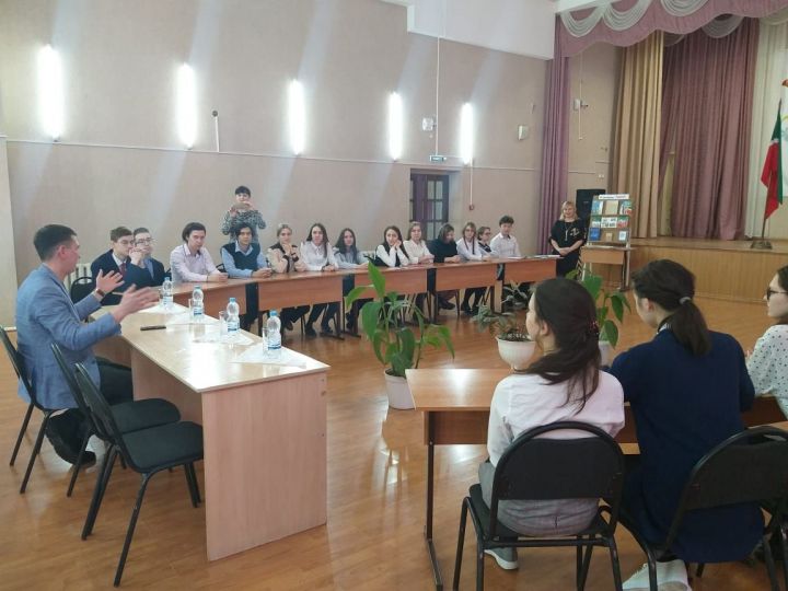 Для школьников в Агрызе прошел Парламентский урок-2020 с участием депутата