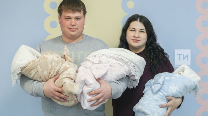 «Мы очень ждали малыша, Бог подарил нам сразу троих»: 10 лет ожидания и счастья семьи из Татарстана