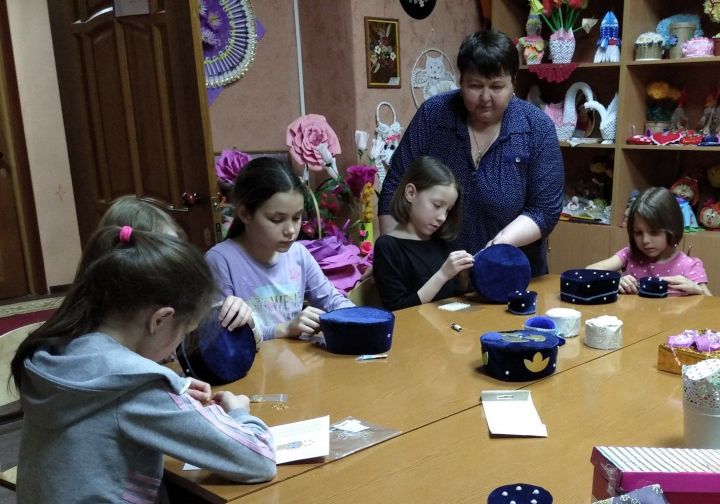 Воспитанники приюта "Ласка" Агрызского района сшили татарские тюбетейки