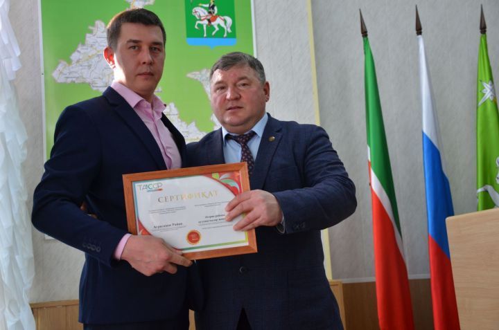 Производителям продовольствия Агрызского района вручили сертификаты "100 лет ТАССР"