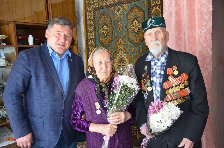 Ветеран Акбашевларга медальләр тапшырылды