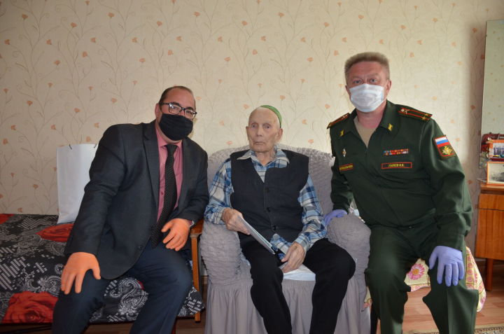 Прошагал всю войну: Хая Садретдинов отмечает свое 95-летие