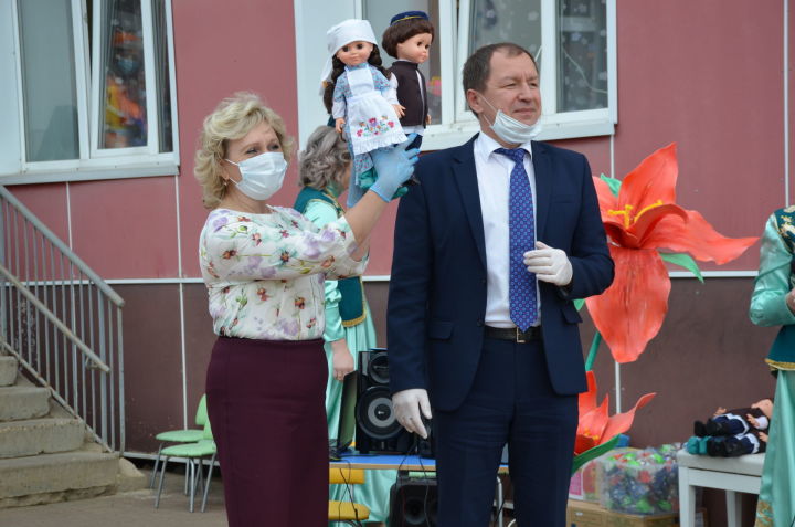 Азат Валеев подарил садику № 7 куклы, говорящие на татарском языке
