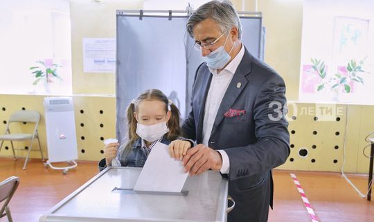 «Это событие мы давно ждали и готовились»: Василь Шайхразиев принял участие в голосовании всей семьей