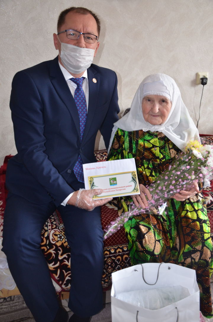 90-летней Миннур Ахметзяновой вручили поздравление Владимира Путина