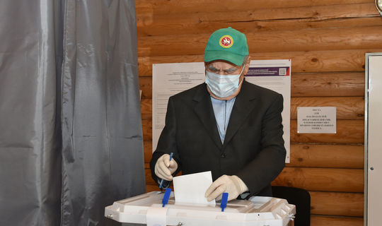 Первый президент Татарстана Минтимер Шаймиев проголосовал в поселке Боровое Матюшино