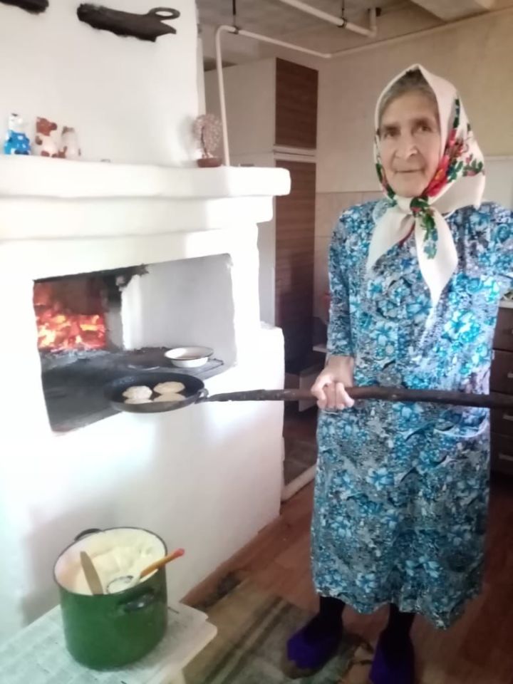 80-летняя Разия Фаттахова печет изумительные оладьи в печи