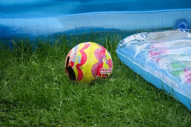 2-летняя девочка утонула в надувном бассейне