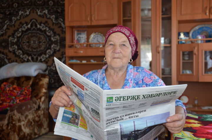 Сания Муллахметова читает "Агрызские вести" от корки до корки