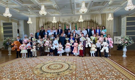 Рустам Минниханов вручил государственные награды многодетным семьям в День семьи, любви и верности