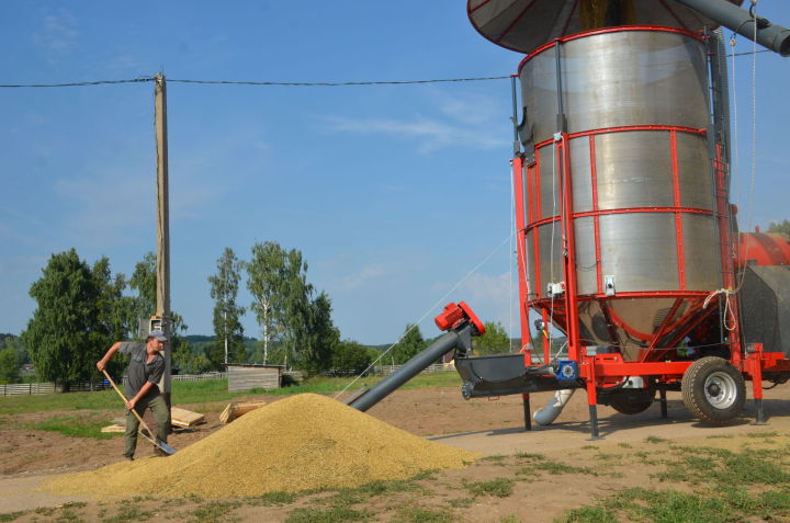 Посмотреть на новую зерносушилку Рамиля Исмагилова приехали руководители сельхозуправления