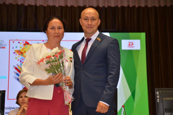 Лучшим педагогам Агрызского района вручили награды