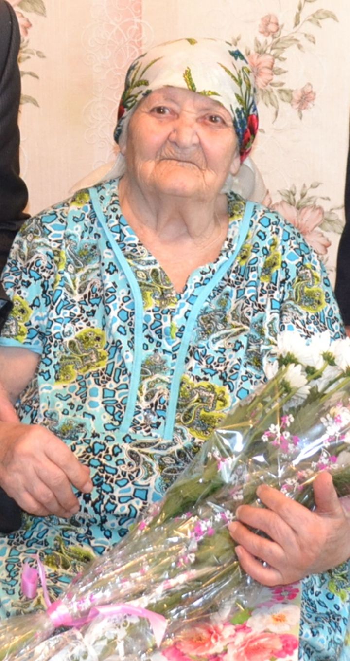 Старейшую жительницу Красного Бора Марию Платонову поздравили руководители района