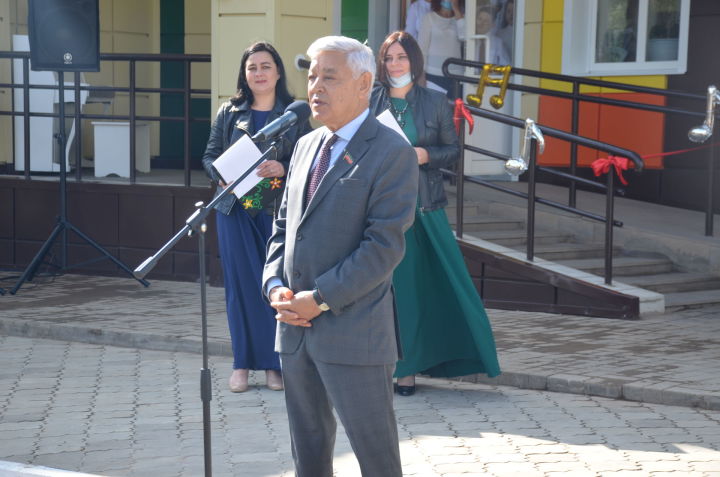 Председатель Госсовета РТ открыл школу искусств в Агрызе после капремонта