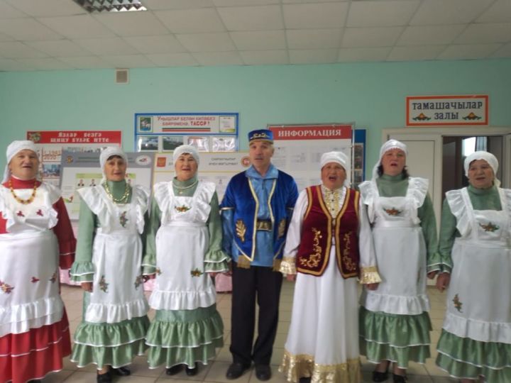 Члены ансамбля ветеранов села Исенбаево пришли на выборы в национальных костюмах