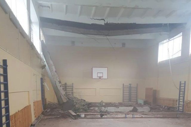 В школьном спортзале обрушился потолок