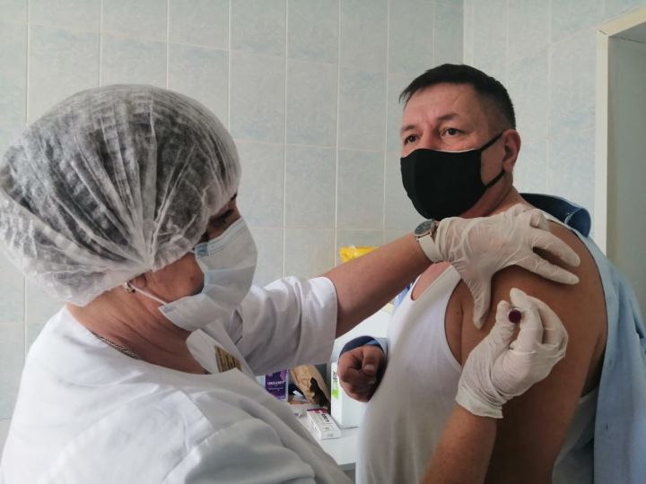 Главврач Агрызской ЦРБ в числе первых сделал прививку от гриппа
