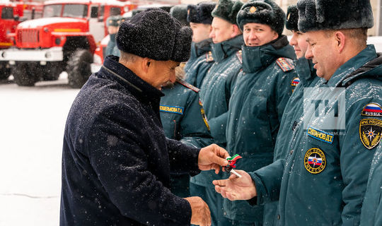 Рустам Минниханов вручил сотрудникам МЧС из Агрыза ключи от нового автомобиля