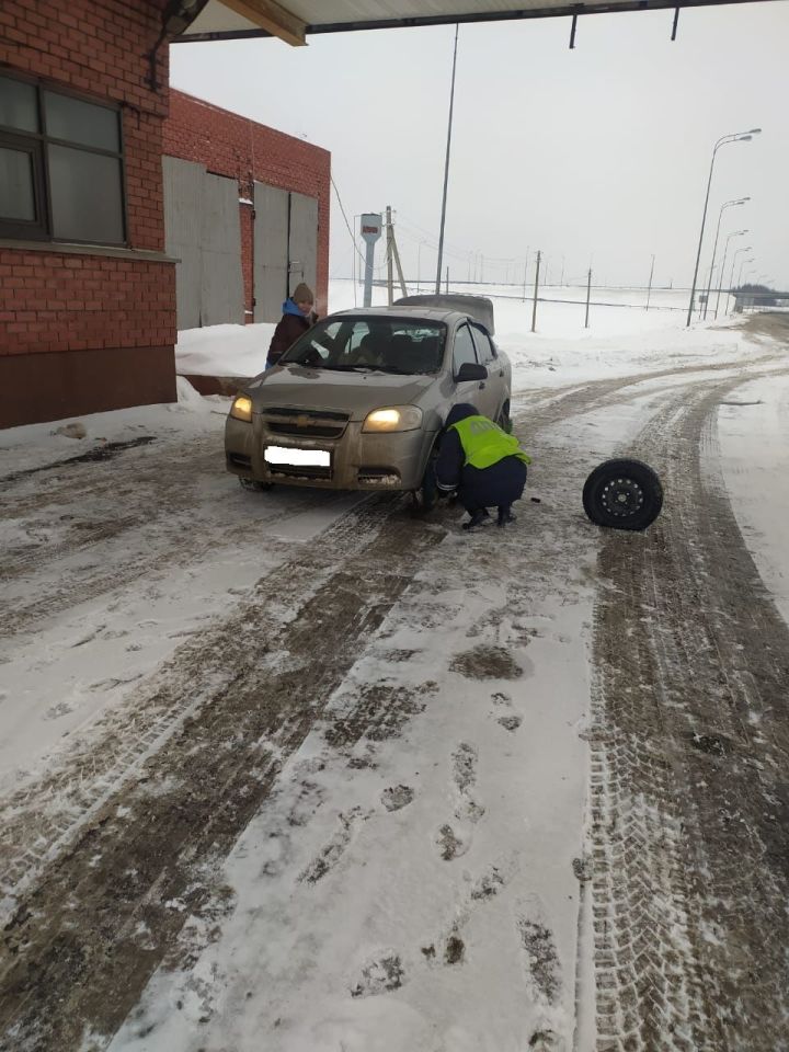 В Татарстане инспекторы ДПС помогли автоледи с детьми, управлявшей автомобилем с неисправностью