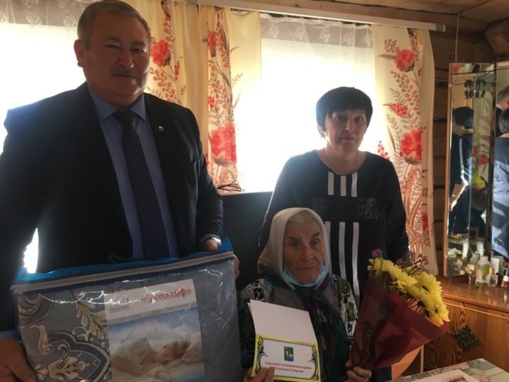 90-летняя жительница Агрыза Галия Набиева: Мне хорошо среди людей