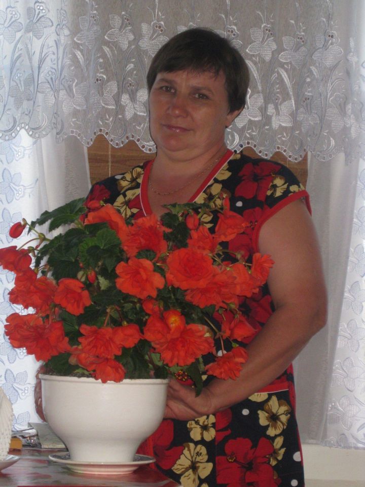 Жительница Исенбаева разговаривает с цветами